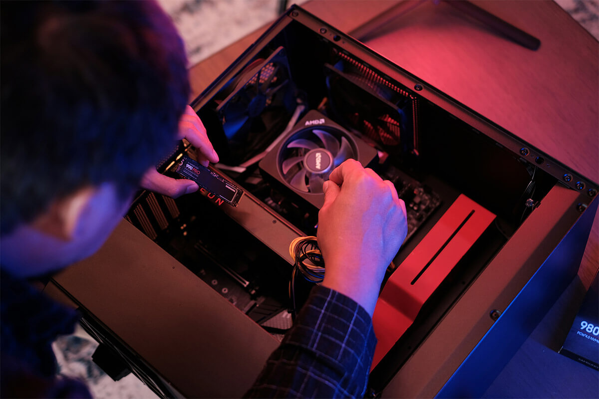Foto de uma pessoa montando um computador em um ambiente organizado.